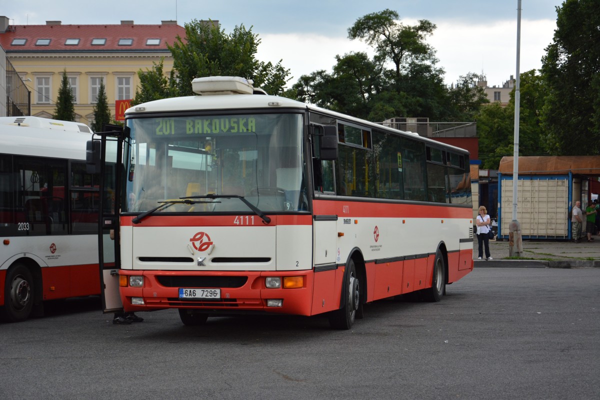 6A6-7296 steht am Nádraží Holešovice. Aufgenommen 16.07.2014.