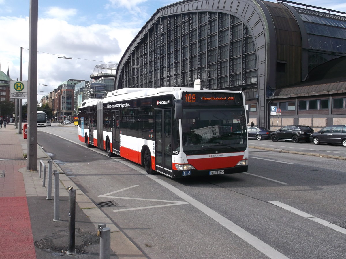 7152 der Hamburger Hochbahn aufgenommen auf der Linie 109 in Richtung Hauptbahnhof/ZOB. Aufgnommen 03.10.2016 am Hamburger Hauptbahnhof.