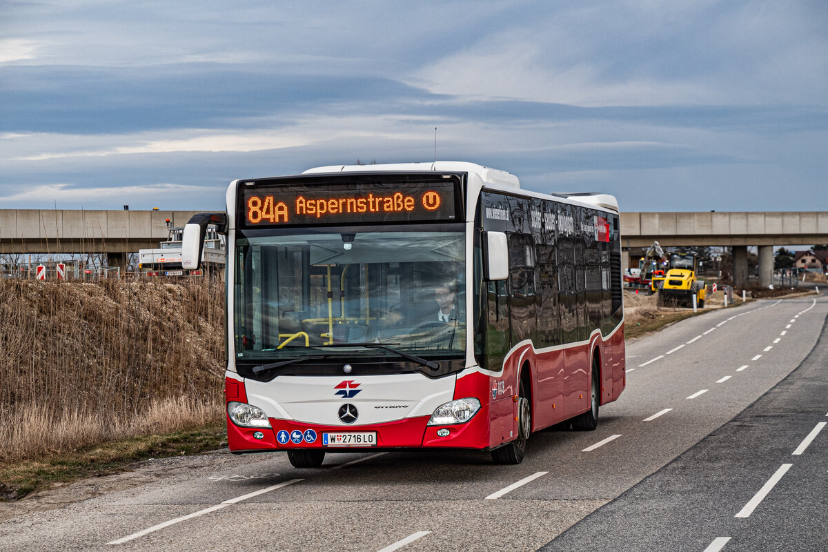 7.2.2024. Wiener Linien Wagen 8178 fährt auf der Linie 84A zur Aspernstraße. Hier zu sehen ist er auf der ostbahnbegleitstraße kurz vor dem Halt Aspern Nord