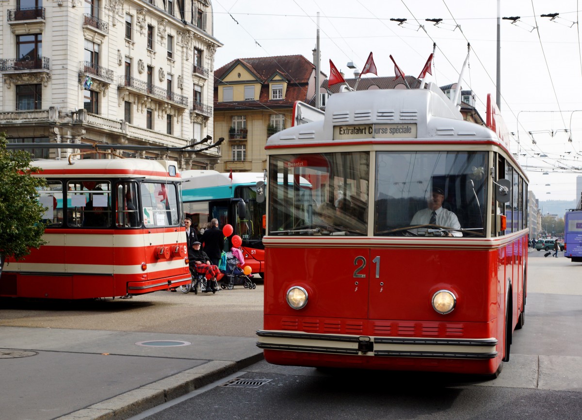 75 Jahre Trolleybus Biel. Oldtimerfahrten mit dem Bus 21 auf einer spezielle Route in Biel am 24. Oktober 2015.
Foto: Walter Ruetsch