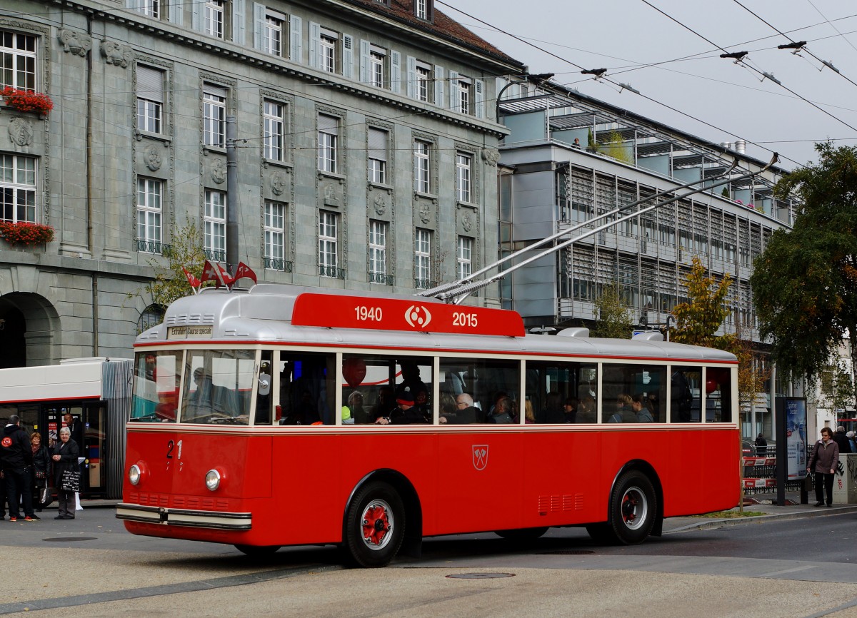 75 Jahre Trolleybus Biel. Oldtimerfahrten mit dem Bus 21 auf einer spezielle Route in Biel am 24. Oktober 2015.
Foto: Walter Ruetsch