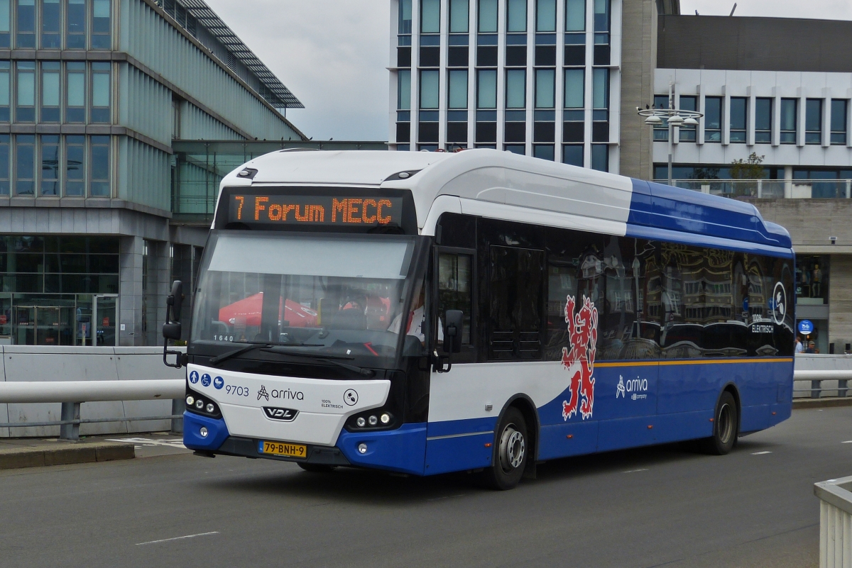 79-BNH-9 VDL Citea von Arriva auf dem Weg zum Bahnhof auf der Wilhelminabrücke in Mastricht. 17.07.2020 