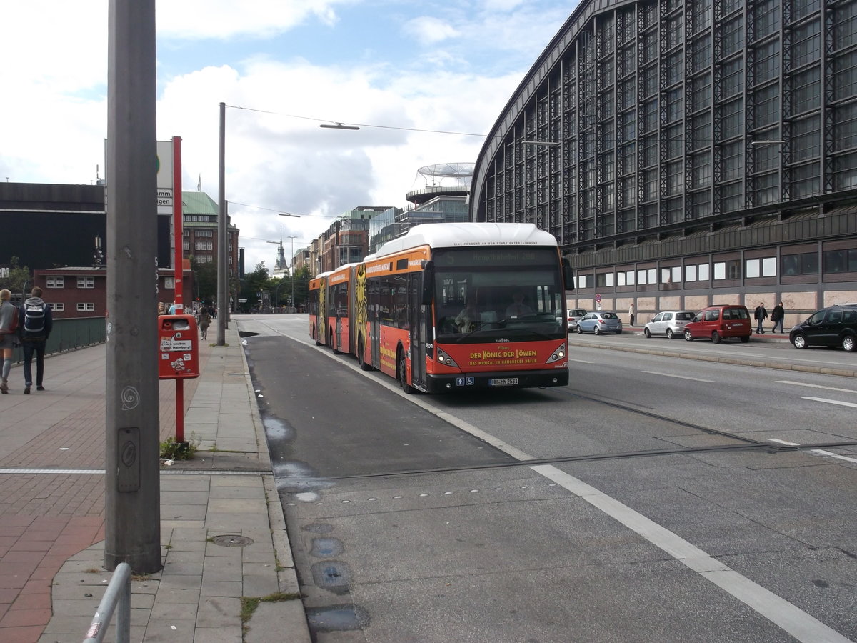 8501 der Hochbahn auf dem Weg zu der Haltestelle Hamburg Hbf/ZOB. Er ist auf der Linie M5 unterwegs, die am ZOB endet. Auf der dieser Linie sind meistens die Doppelgelenk- busse der Firma VanHool unterwegs. Die genaue Bezeichnung der Busse lautet:
VanHool AGG 300.
