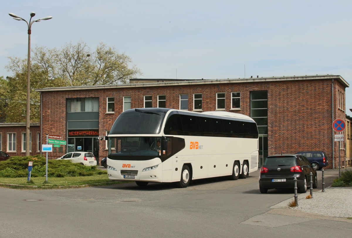 9.5.2015 Bernau, Bauhaus Baudenkmal Bundesschule mit NEOPLAN Cityliner
