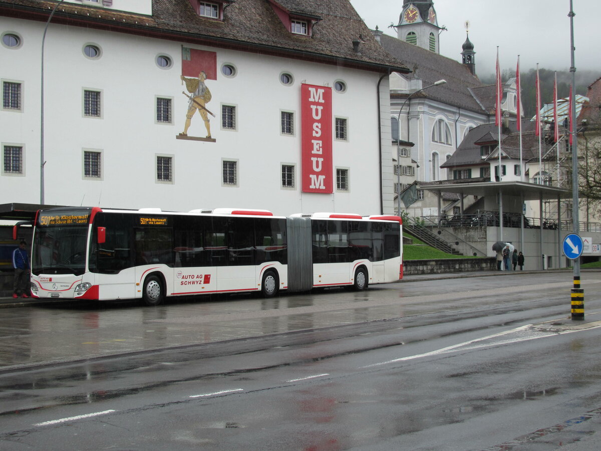 AAGS - Mercedes Citaro Nr. 16 unterwegs auf der Linie 501 an der Busstation Schwyz, Zentrum am 25.4.22