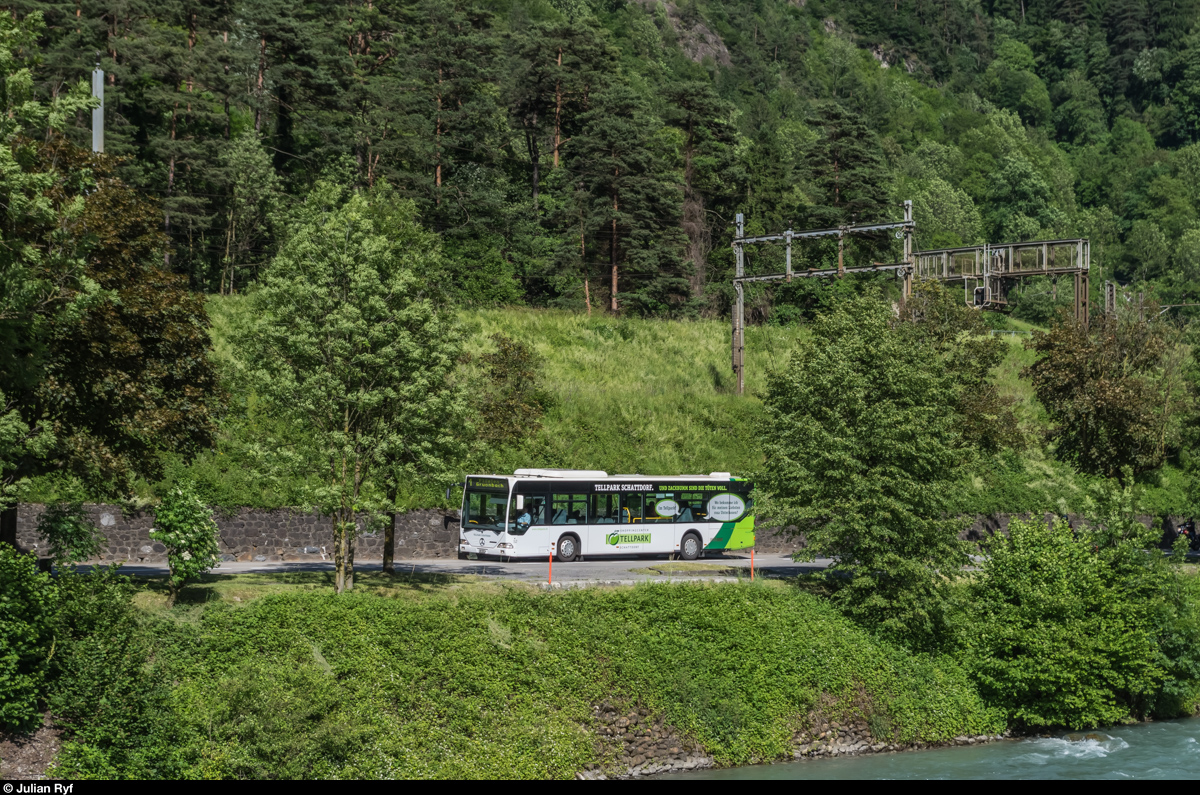 AAGU Citaro mit Werbung für das Tellpark-Shoppingcenter in Schattdorf ist am 10. Juni 2016 auf der Linie 1 Richtung Flüelen Gruonbach unterwegs bei Erstfeld.