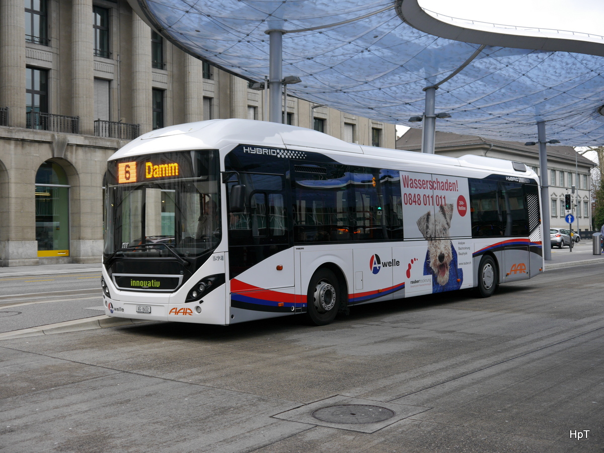 AAR - Volvo 7900 Hybrid Nr.52  AG 8452 bei den Bushaltestellen vor dem Bahnhof in Aarau am 27.01.2018