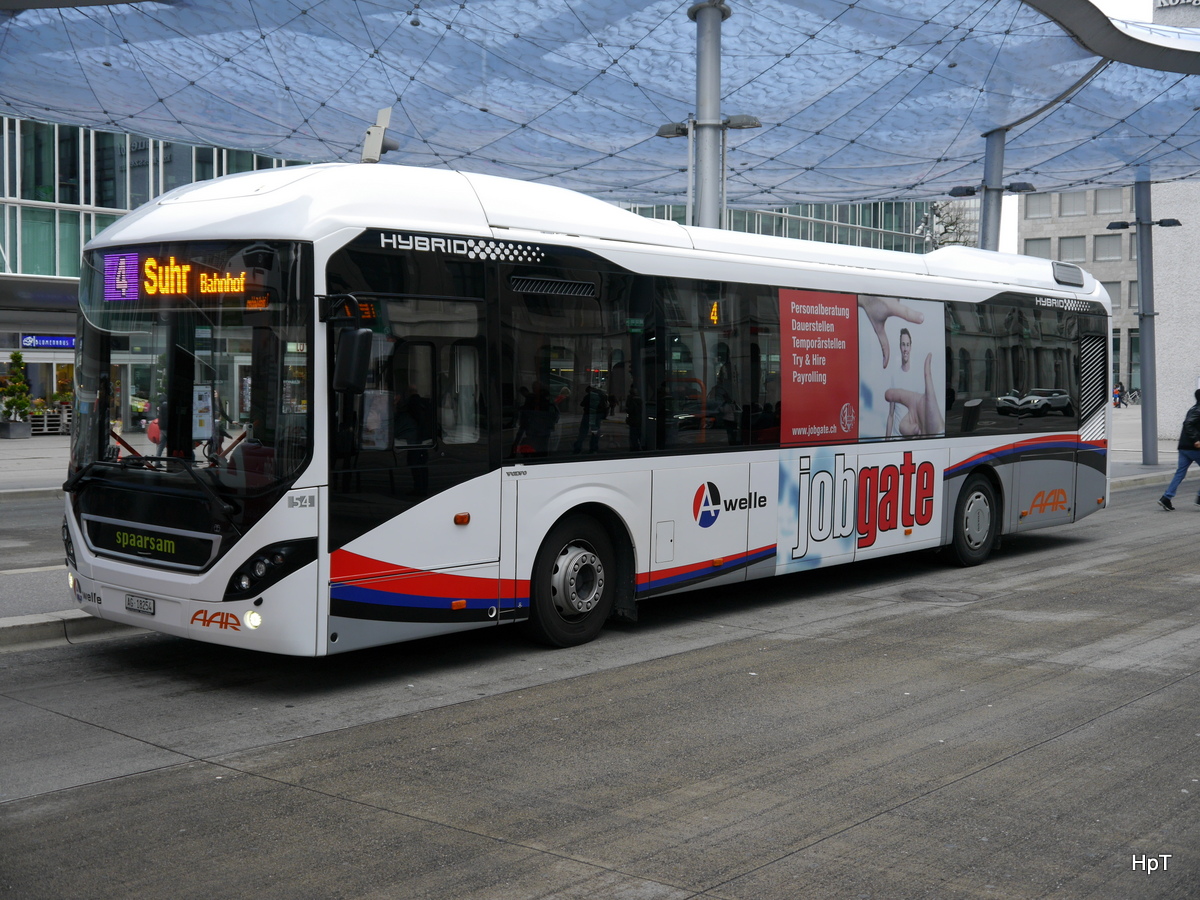 AAR - Volvo 7900 Hybrid Nr.54  AG 18254 bei den Bushaltestellen vor dem Bahnhof in Aarau am 27.01.2018