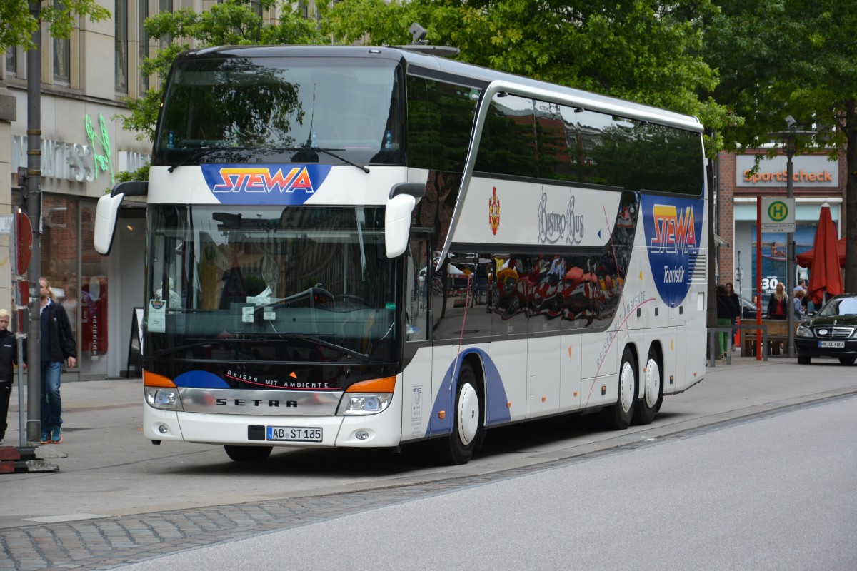 AB-ST 135 (Setra S 431 DT) steht am 11.07.2015 an der Mönckebergstraße in Hamburg.
