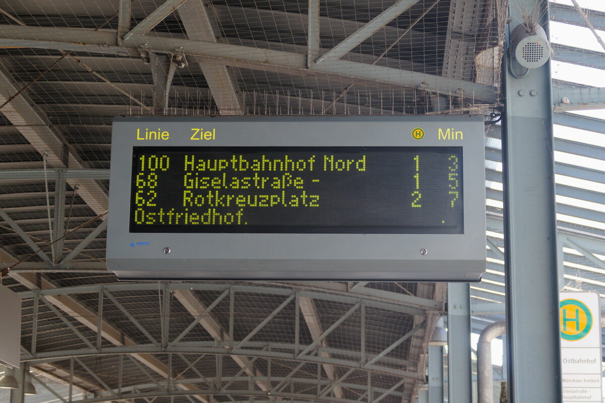 Abfahrtsanzeiger der Bushaltestelle München Ostbahnhof. Aufgenommen 2.9.2021.