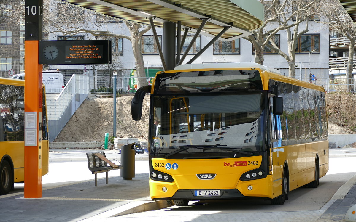 Abgestellter VDL Citea der BVG, Wagen 2482. Berlin-ZOB im April 3021.