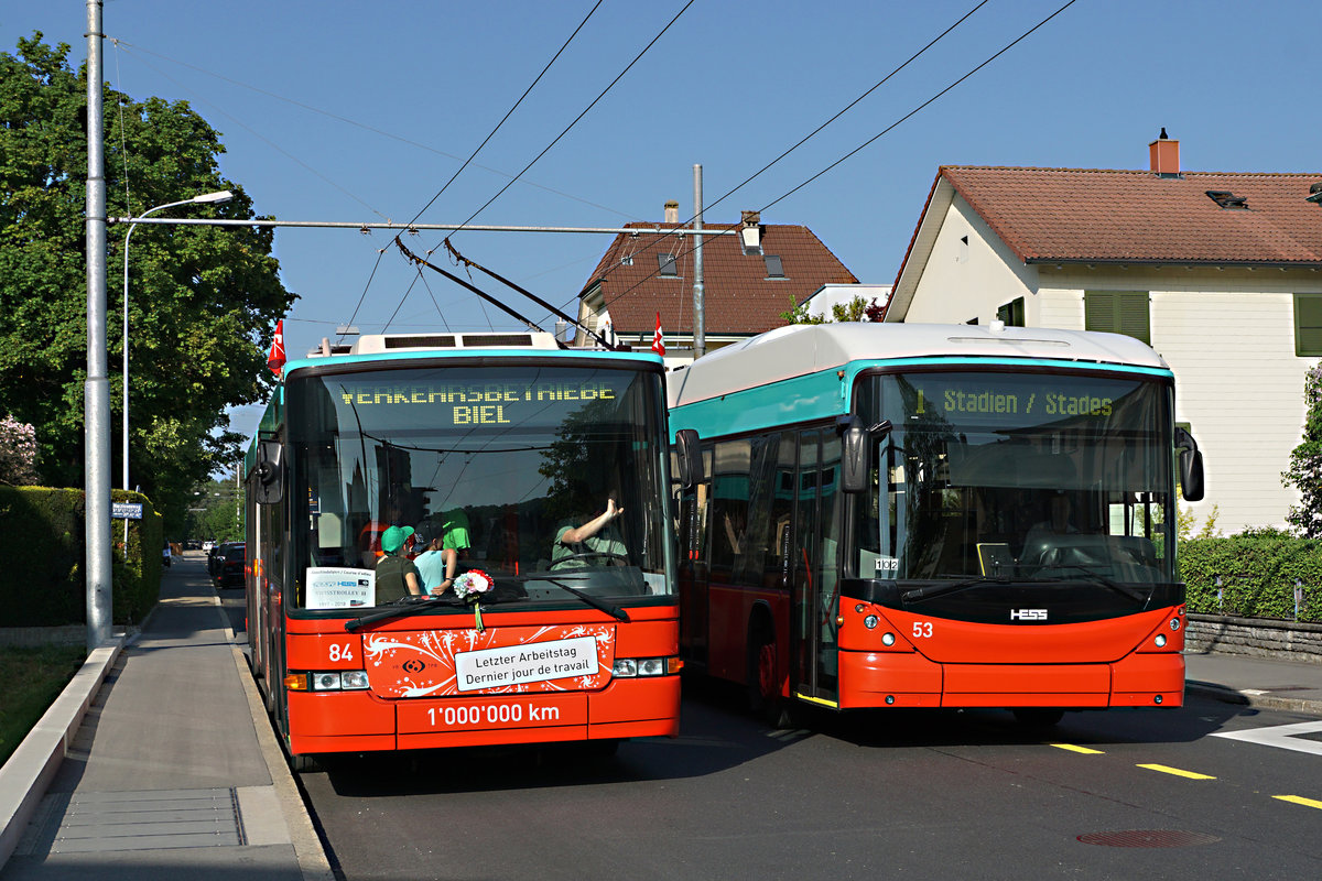 ABSCHIEDSFAHRT NAW SWISSTROLLEY II
Verkehrsbetriebe Biel
Am 6. Mai 2018 verabschiedeten sich die Verkehrsbetriebe Biel von den NAW HESS SWISS TROLLEY die von 1997 - 2018 bei jeder Witterung auf den Buslinien 1 und 4 zuverlässige Dienste leisteten.
Für die Abschiedsfahrt mit den vielen Trolleybus-Fotografen stand der Bus 84 zum letzten Mal im Einsatz.
Ab Frühling 2018 werden auf dem Liniennetz der Verkehrsbetriebe Biel zehn neue Trolleybusse für weniger Lärm und bessere Luft sorgen. Mit dem Swisstrolley 5 der Firma Carrosserie Hess AG hat sich ein Schweizer Produkt in der öffentlichen Ausschreibung durchgesetzt.
Wagen 84 ein letztes Mal unterwegs auf der Linie 1.
Foto: Walter Ruetsch 
 
