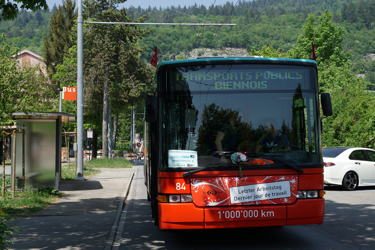 ABSCHIEDSFAHRT NAW SWISSTROLLEY II
Verkehrsbetriebe Biel
Am 6. Mai 2018 verabschiedeten sich die Verkehrsbetriebe Biel von den NAW HESS SWISS TROLLEY die von 1997 - 2018 bei jeder Witterung auf den Buslinien 1 und 4 zuverlässige Dienste leisteten.
Für die Abschiedsfahrt mit den vielen Trolleybus-Fotografen stand der Bus 84 zum letzten Mal im Einsatz.
Ab Frühling 2018 werden auf dem Liniennetz der Verkehrsbetriebe Biel zehn neue Trolleybusse für weniger Lärm und bessere Luft sorgen. Mit dem Swisstrolley 5 der Firma Carrosserie Hess AG hat sich ein Schweizer Produkt in der öffentlichen Ausschreibung durchgesetzt.
Diese Haltestelle wird im Normalbetrieb nicht mehr bedient.
Unterwegs auf der Linie 4.
Foto: Walter Ruetsch
