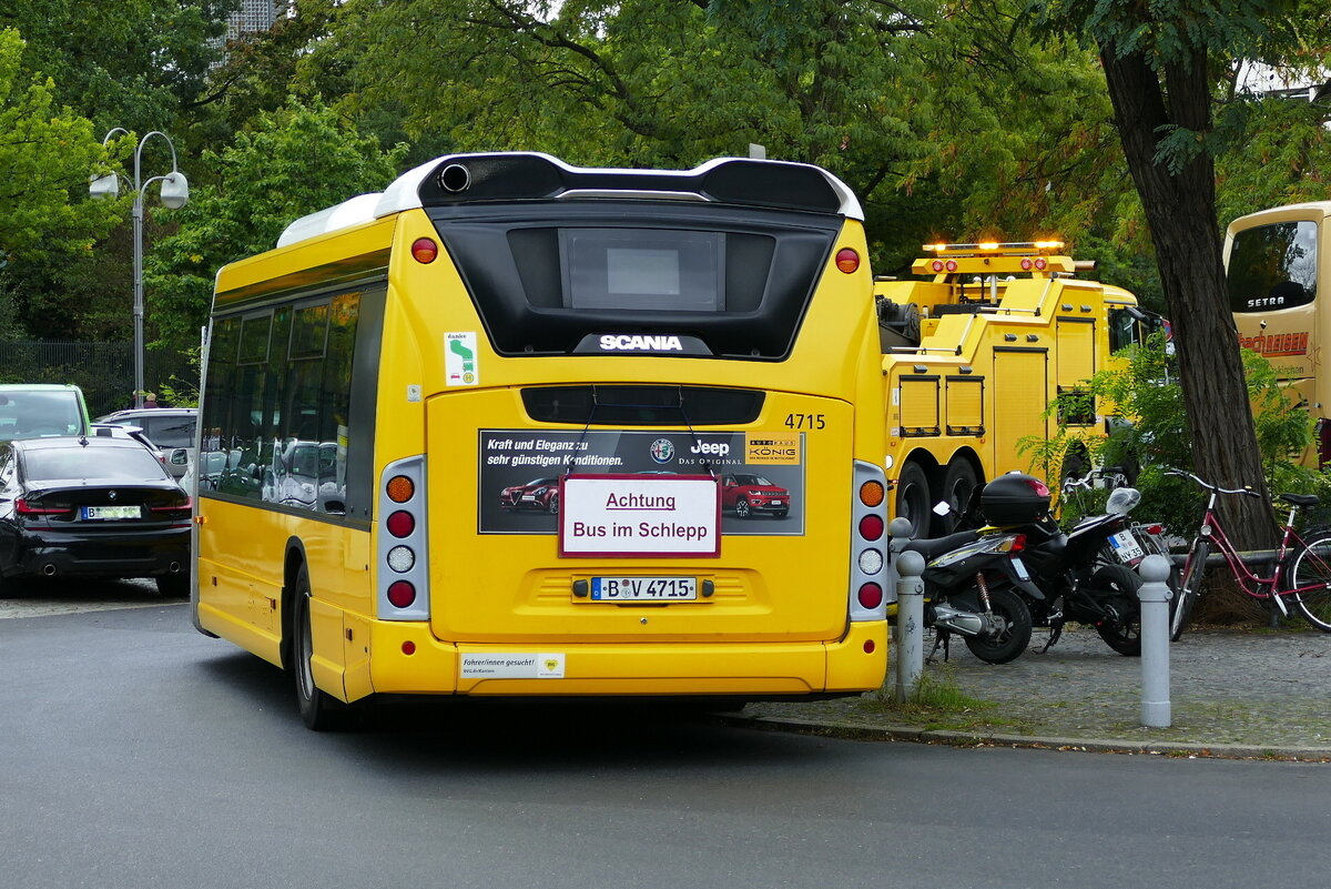 ''Achtung Bus im Schlepp'', hier mit Scania Citywide '4715' und MAN TGS 41.430 Abschleppfahrzeug. Berlin, Hardenbergplatz im Oktober 2021.