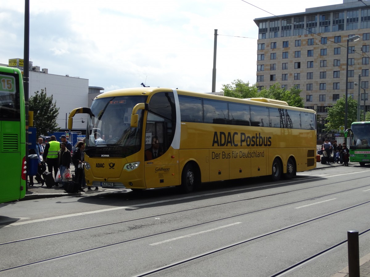 ADAC Postbus Scania OmniExpress am 09.05.14 in Frankfurt am Main Hbf Südseite