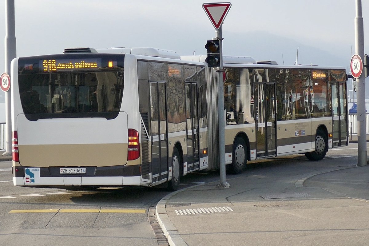 AKKZ Citaro Facelift G Nr. 61 verlässt am 30.12.19 den Bahnhofplatz von Tiefenbrunnen.