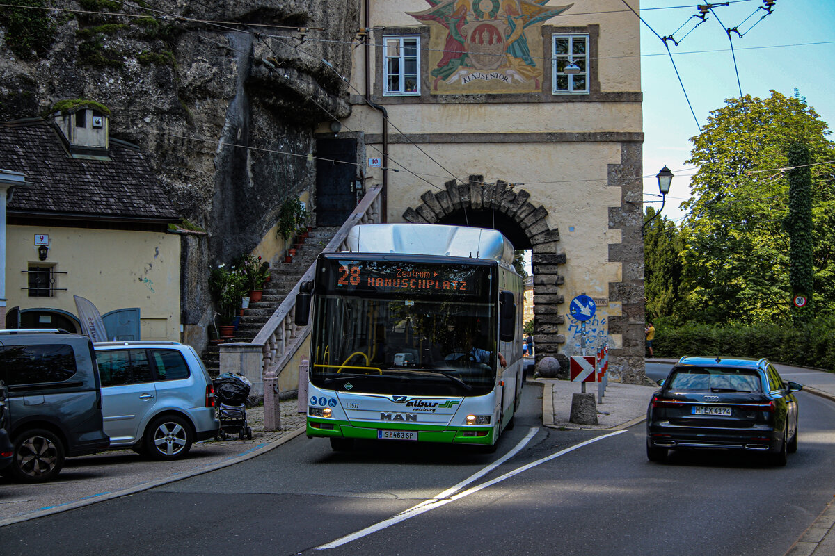 Albus Wagen 1577 auf der Linie 28, kurz nach dem er das Klausentor durchfahren hat.