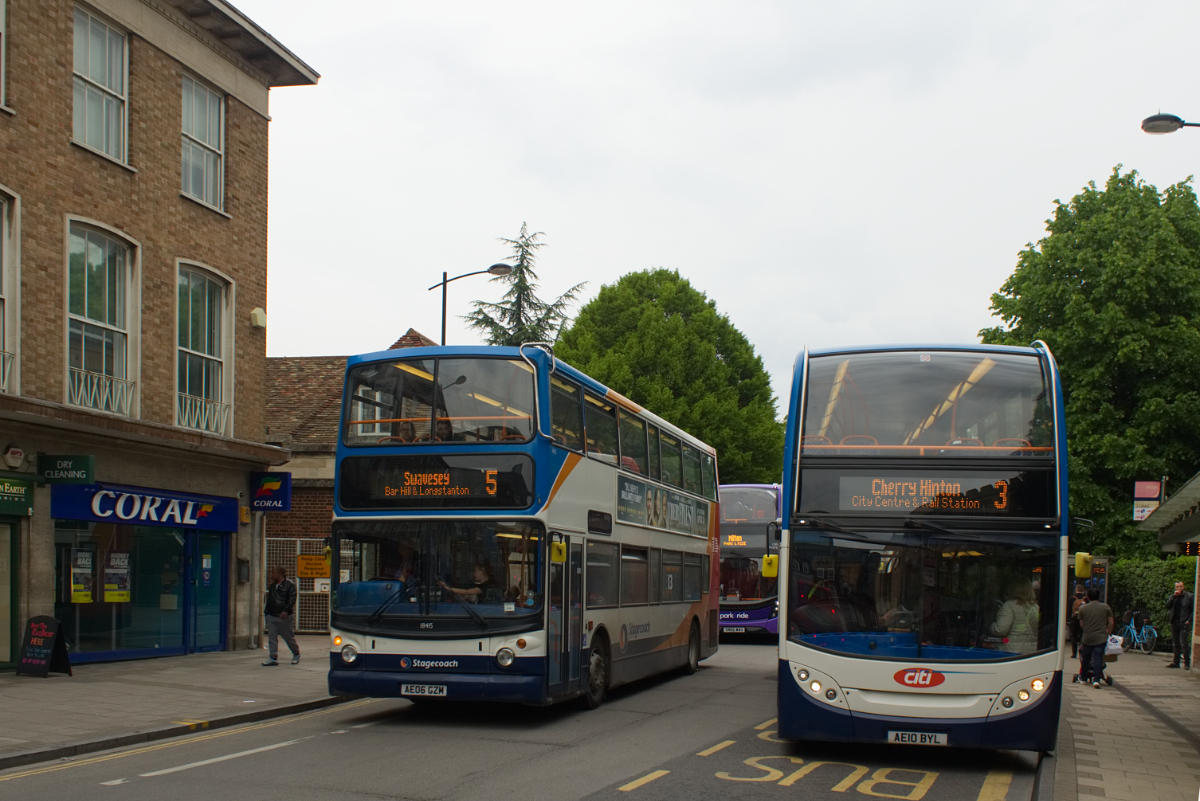 Alexander ALX400 18415 auf der Linie 5 und ein Enviro 400 auf der Linie 3 in der Emmanuel Street, 18.05.2017