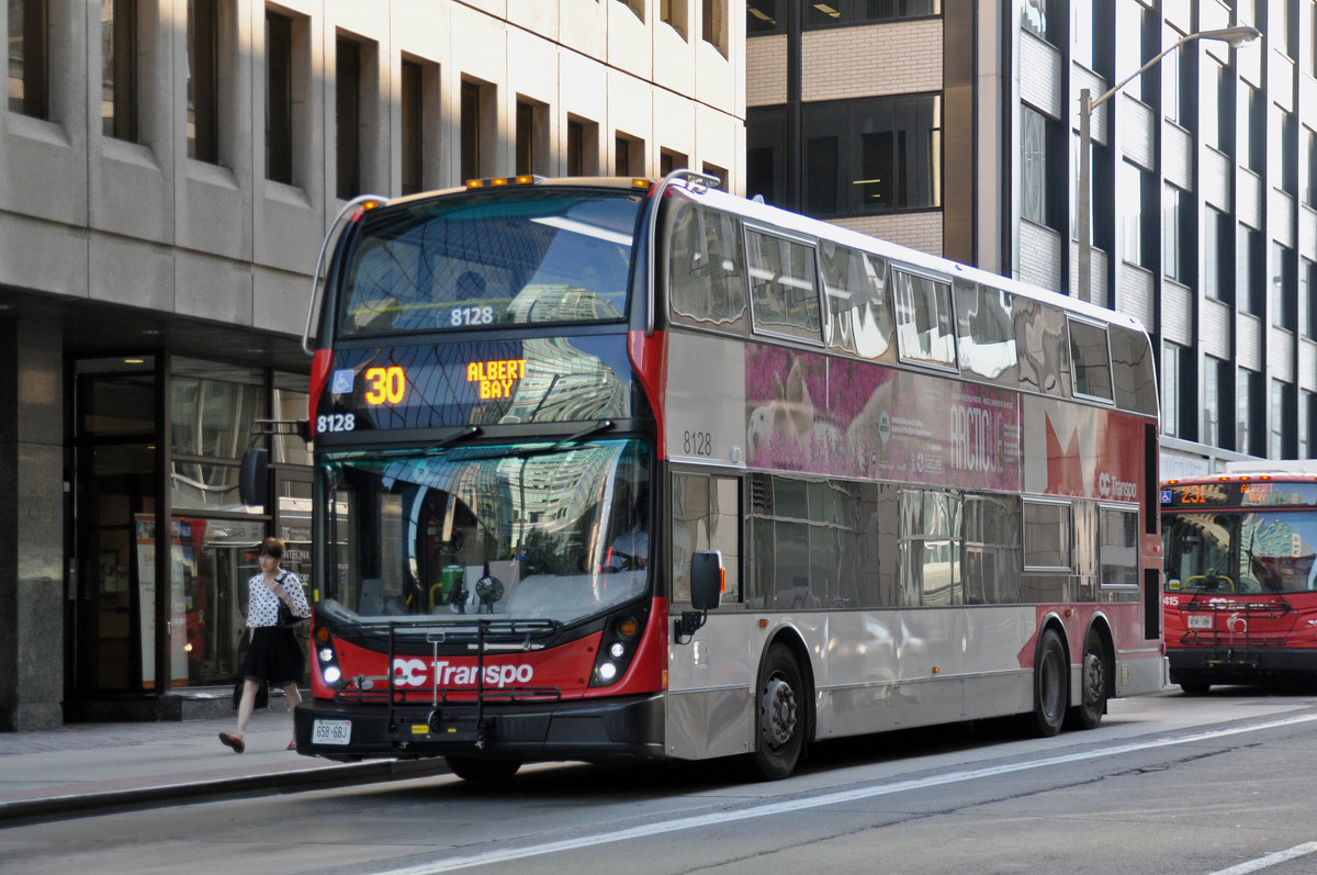 Alexander Denis E 500 Bus mit der Nummer 8128, auf der Linie 30 unterwegs in Ottawa. Die Aufnahme stammt vom 18.07.2017.