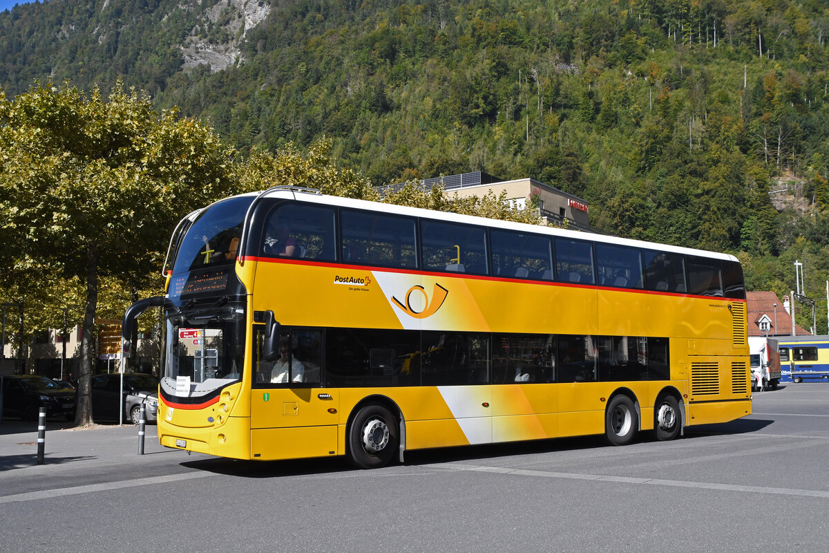 Alexander Dennis Enviro 500 der Post, auf dem Iseltwald Express, verlässt am 02.10.2023 die Haltestelle beim Bahnhof Interlaken Ost.