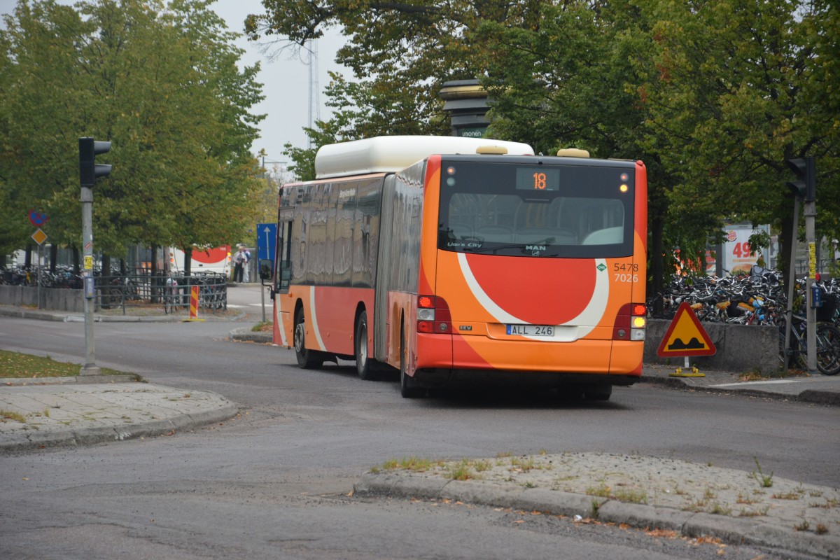 ALL 246 fährt am 19.09.2014 auf der Linie 18. Aufgenommen wurde ein MAN Lion's City CNG am Bahnhof Linköping. 
