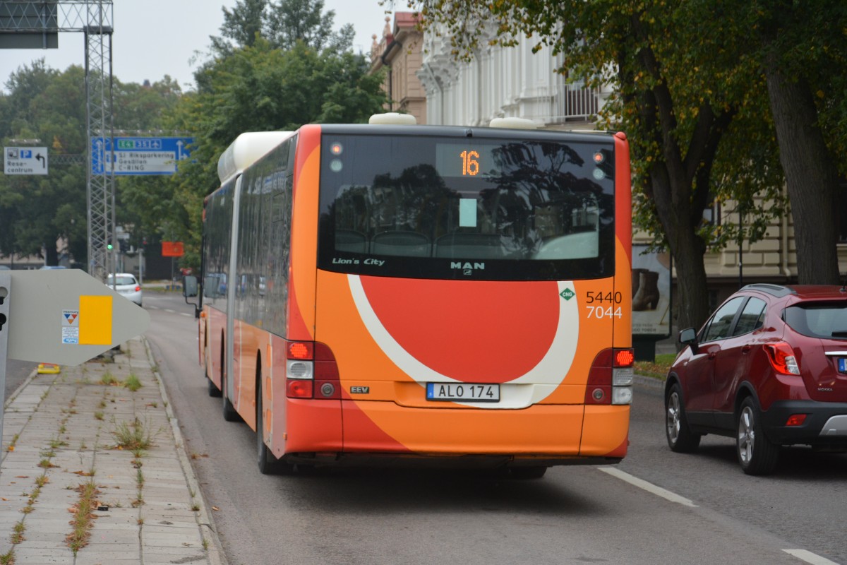 ALO 174 fährt am 19.09.2014 auf der Linie 16. Aufgenommen wurde ein MAN Lion's City CNG am Bahnhof Linköping.
