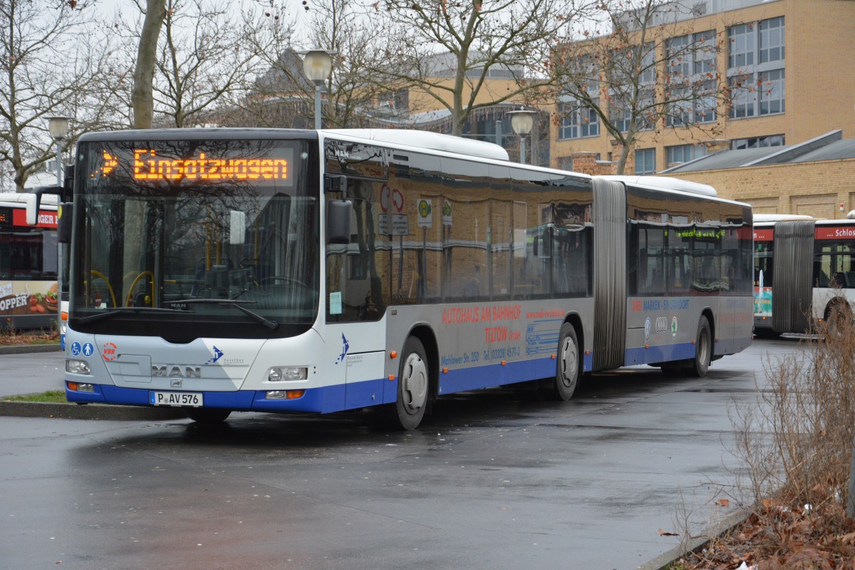 Als Einsatzwagen steht P-AV 576 vom Betriebshof Stahnsdorf am Hauptbahnhof in Potsdam. Aufgenommen am 18.12.2014, MAN Lion's City.
