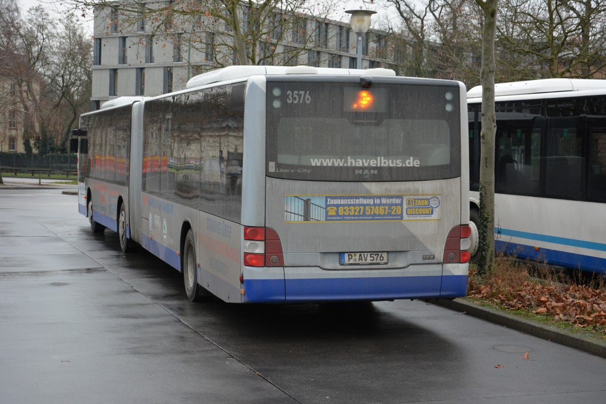 Als Einsatzwagen steht P-AV 576 vom Betriebshof Stahnsdorf am Hauptbahnhof in Potsdam. Aufgenommen am 18.12.2014, MAN Lion's City.
