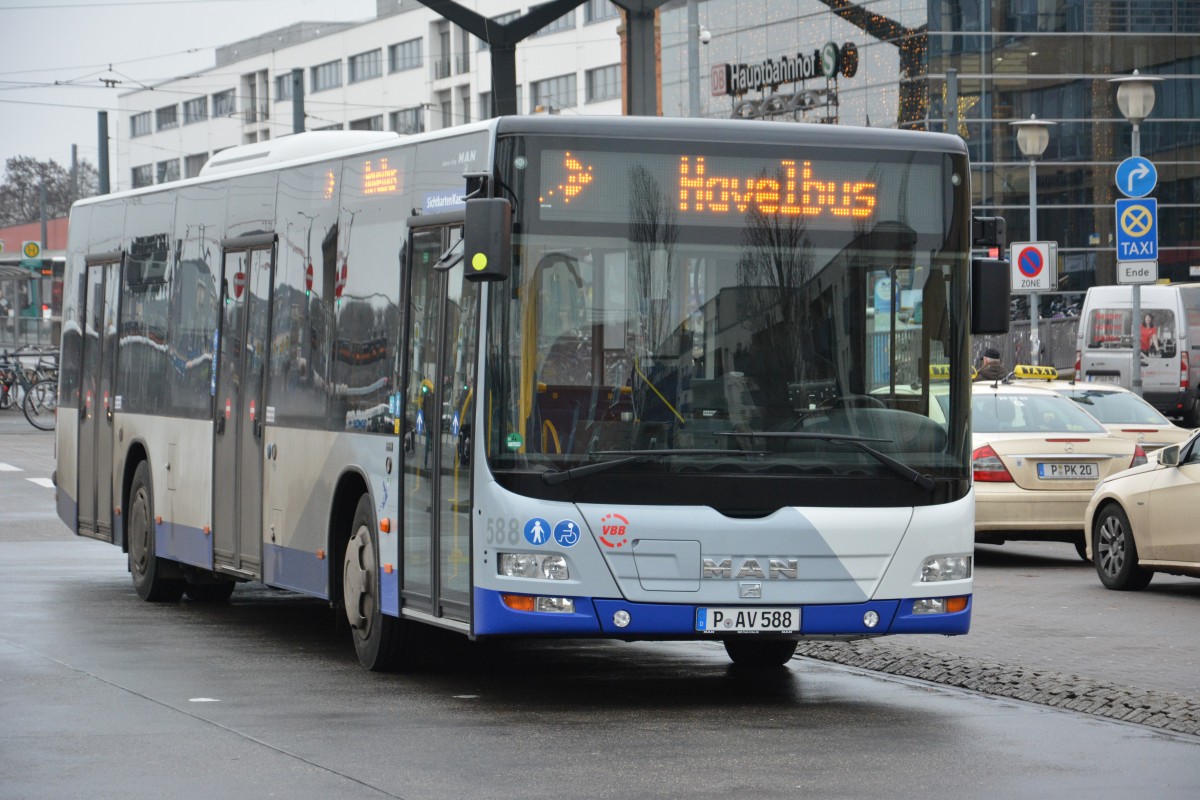 Als Einsatzwagen steht P-AV 588 vom Betriebshof Stahnsdorf am Hauptbahnhof in Potsdam. Aufgenommen am 18.12.2014, MAN Lion's City.
