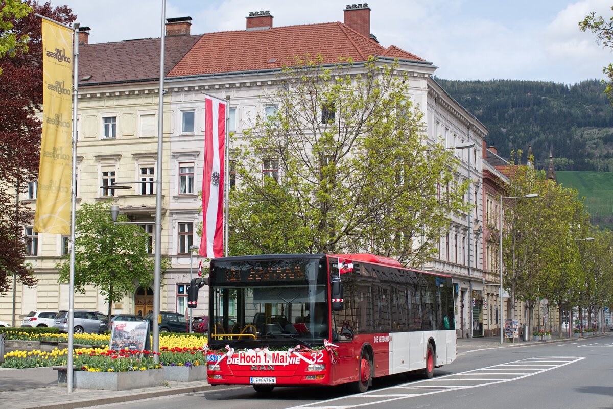 Als letzter Betrieb schmücken die Stadtwerke Leoben ihre Busse am 1. Mai.

Stadtwerke Leoben MAN Lion´s City WN 32 als Linie 2 auf Franz Josef-Straße kurz vor der Endstation Zentrum, 01.05.2023