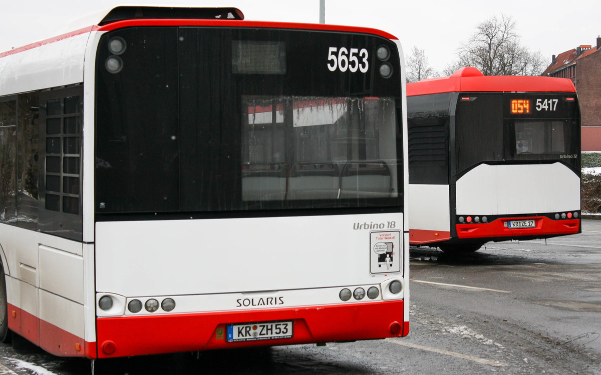 [ALT TRIFFT AUF NEU] Ein Solaris Urbino 18 mit der Wagennummer 5653 und ein Solaris Urbino 12 der 4. Generation mit der Wagennummer 5414 von der SWK ( Stadtwerke Krefeld ) am Krefelder Hauptbahnhof ( Süd ) | März 2018