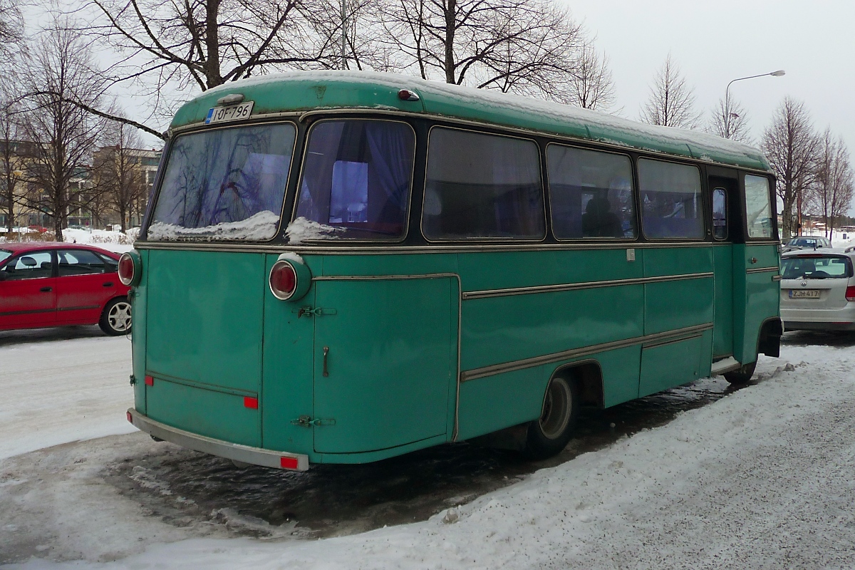 Alter Mercedes-Bus vor der Berufsschule in Kuopio, Finnland, 8.3.13