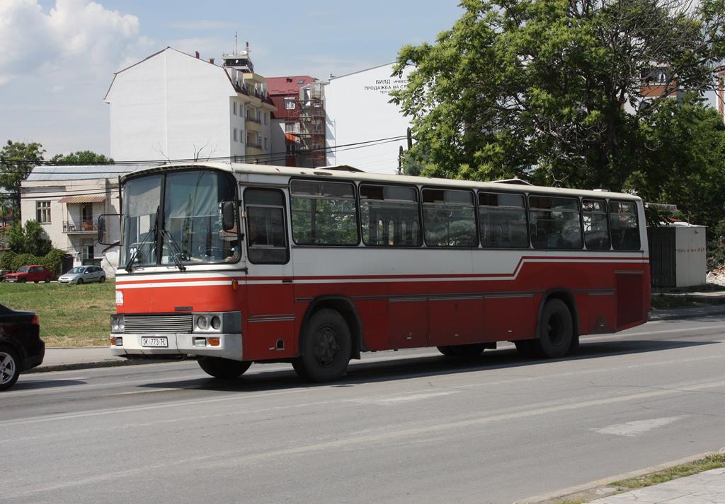 Alter Sanos Reisebus am 20.5.2017 vor dem Hauptbahnhof Skopje in Mazedonien.