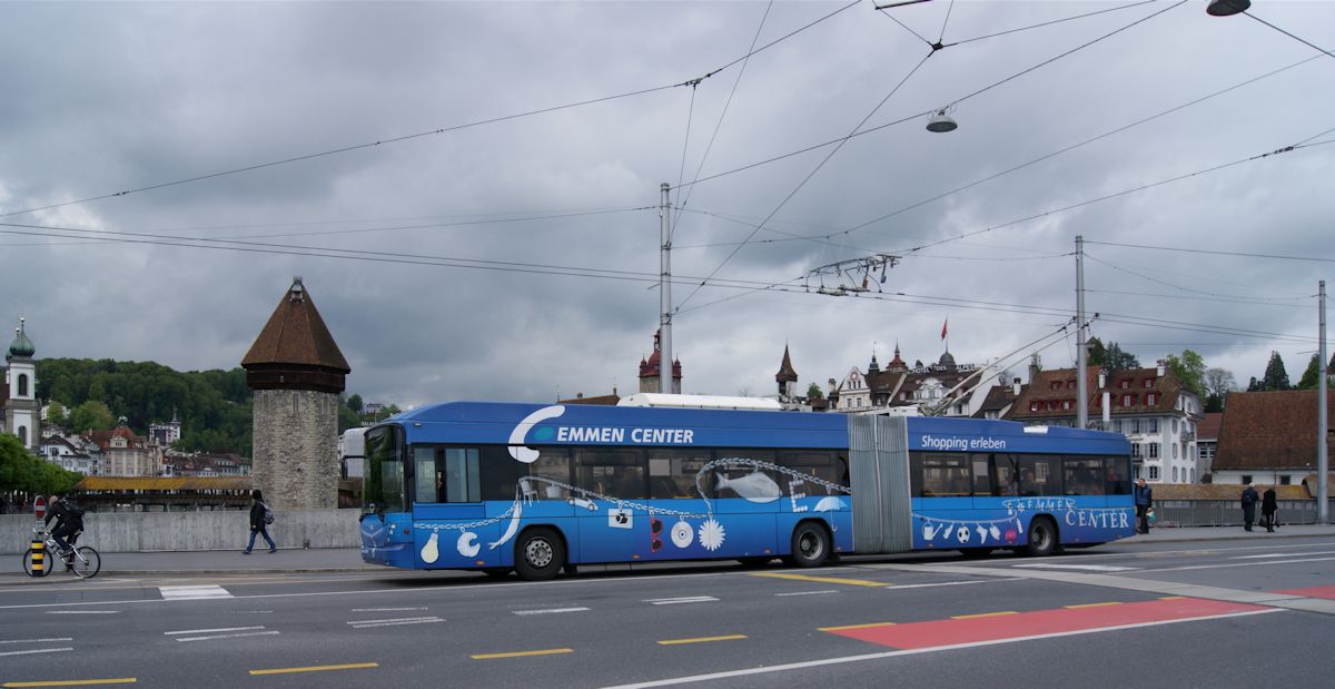 Am 01.05.2014 überquerte ein Swisstrolley 3 der Verkehrsbetriebe Luzern auf Linie 6 in Richtung Matthof die Luzerner Seebrücke vor der Kulisse der Kapellbrücke.