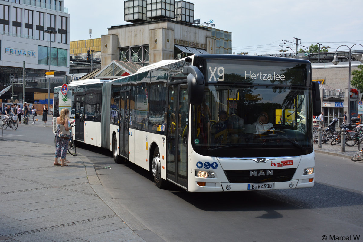 Am 01.06.2018 fuhr B-V 4900 auf der Linie X9 zwischen Flughafen Tegel und Zoologischer Garten. Aufgenommen wurde ein MAN Lion's City G.