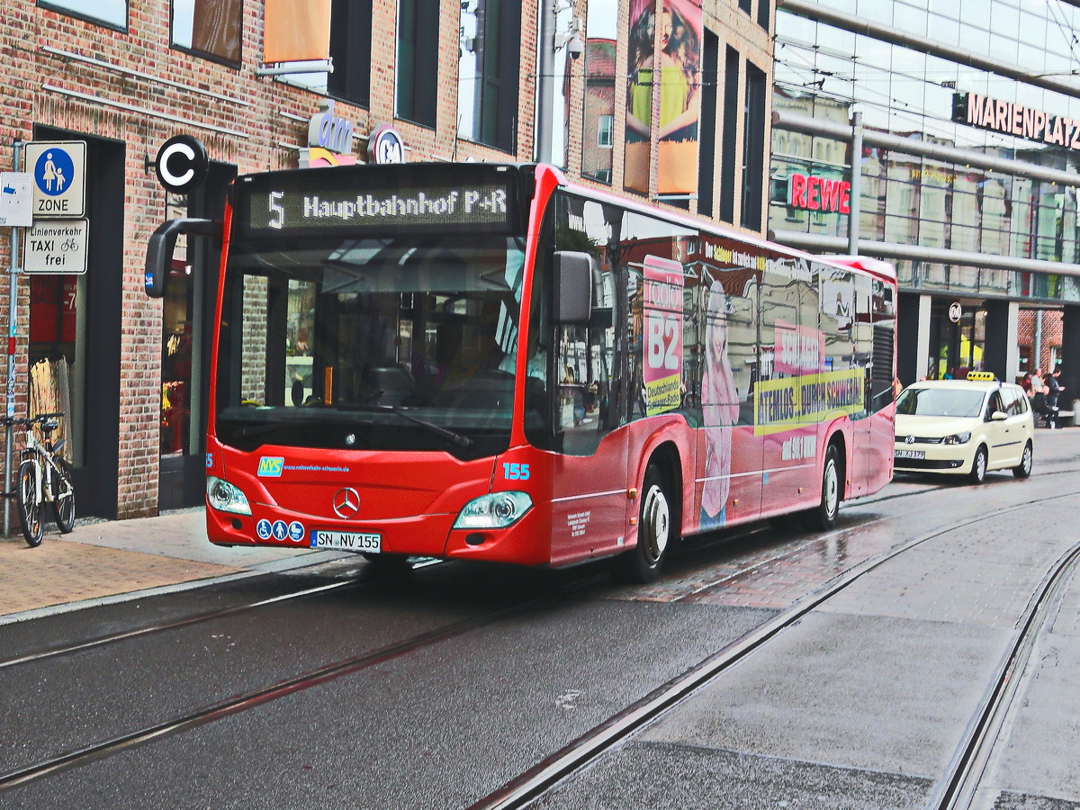 Am 02. August 2019 durchfährt ein Mercedes Benz Citaro mit der Bus Nummer 155 des Nahverkehr Schwerin GmbH den Marienplatz.