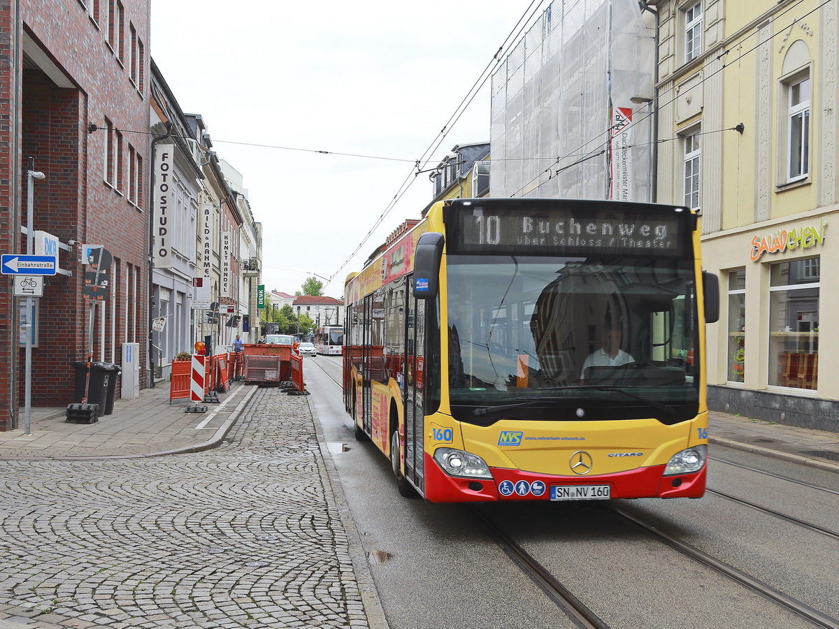 Am 02. August 2019 fährt auf der Goethestraße ein Mercedes Benz Citaro mit der Bus Nummer 160 des Nahverkehr Schwerin GmbH in Richtun Marienplatz.