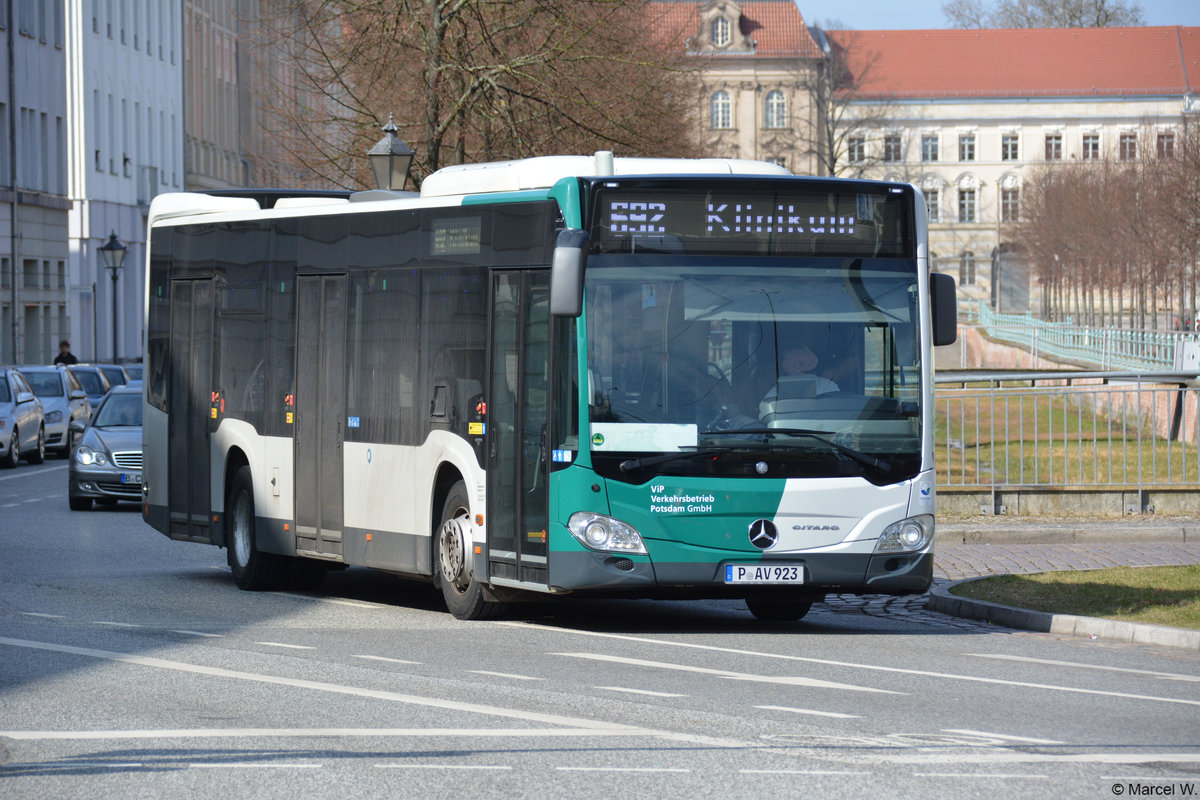 Am 02.04.2018 fuhr P-AV 923 auf der Linie 692. Aufgenommen wurde ein Mercedes Benz der zweiten Generation / Potsdam, Platz der Einheit.