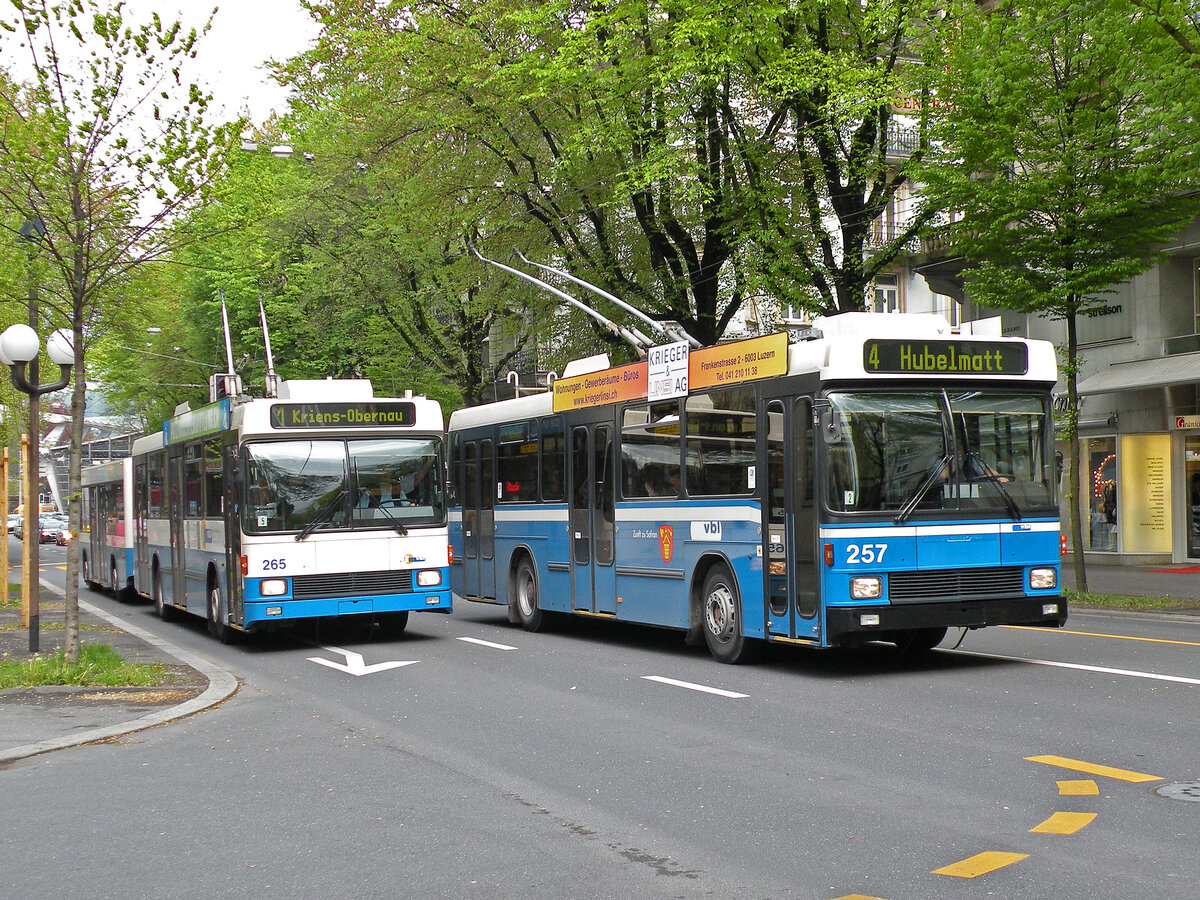 Am 04.05.2010 fahren die NAW Trolleybusse 265, auf der Linie 1 und 257 auf der Linie 4, durch die Pilatusstrasse.