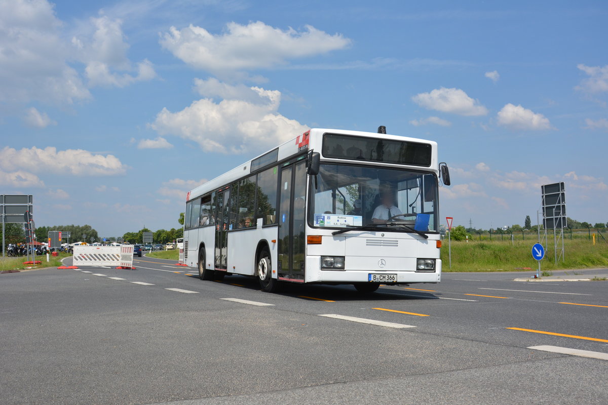 Am 04.06.2016 fährt B-CM 366 für die ILA 2016 auf der ILA Sonderlinie R zwischen U-Bahnhof Rudow und ILA-Gelände. Aufgenommen wurde ein Mercedes Benz O 405N.