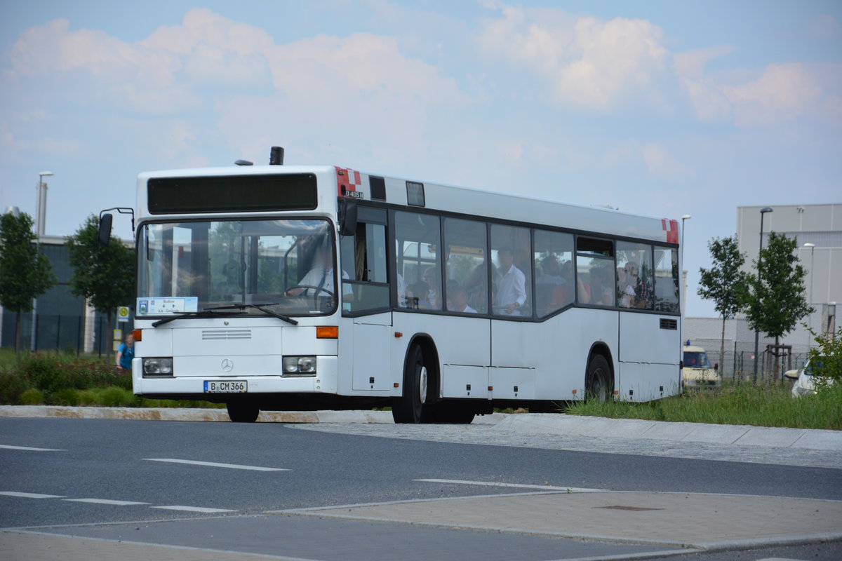 Am 04.06.2016 fährt B-CM 366 für die ILA 2016 auf der ILA Sonderlinie R zwischen U-Bahnhof Rudow und ILA-Gelände. Aufgenommen wurde ein Mercedes Benz O 405N.