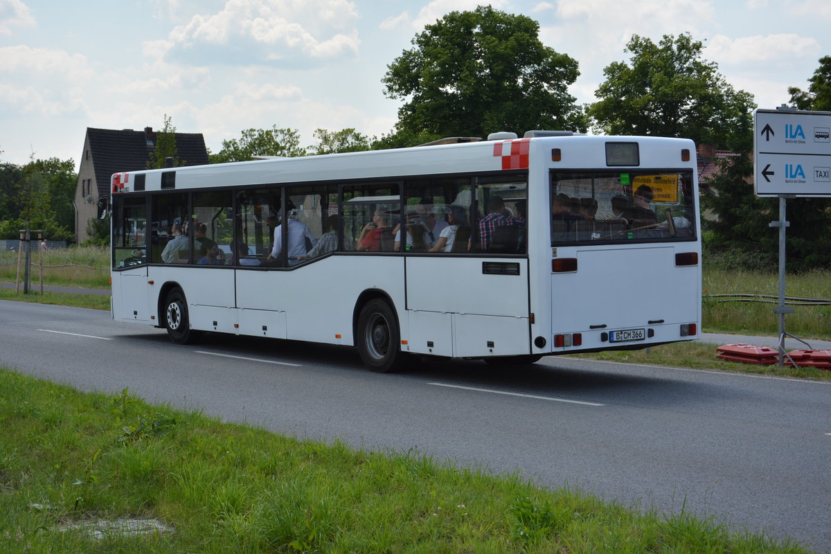 Am 04.06.2016 fährt B-CM 366 für die ILA 2016 auf der ILA Sonderlinie R zwischen U-Bahnhof Rudow und ILA-Gelände. Aufgenommen wurde ein Mercedes Benz O 405N.