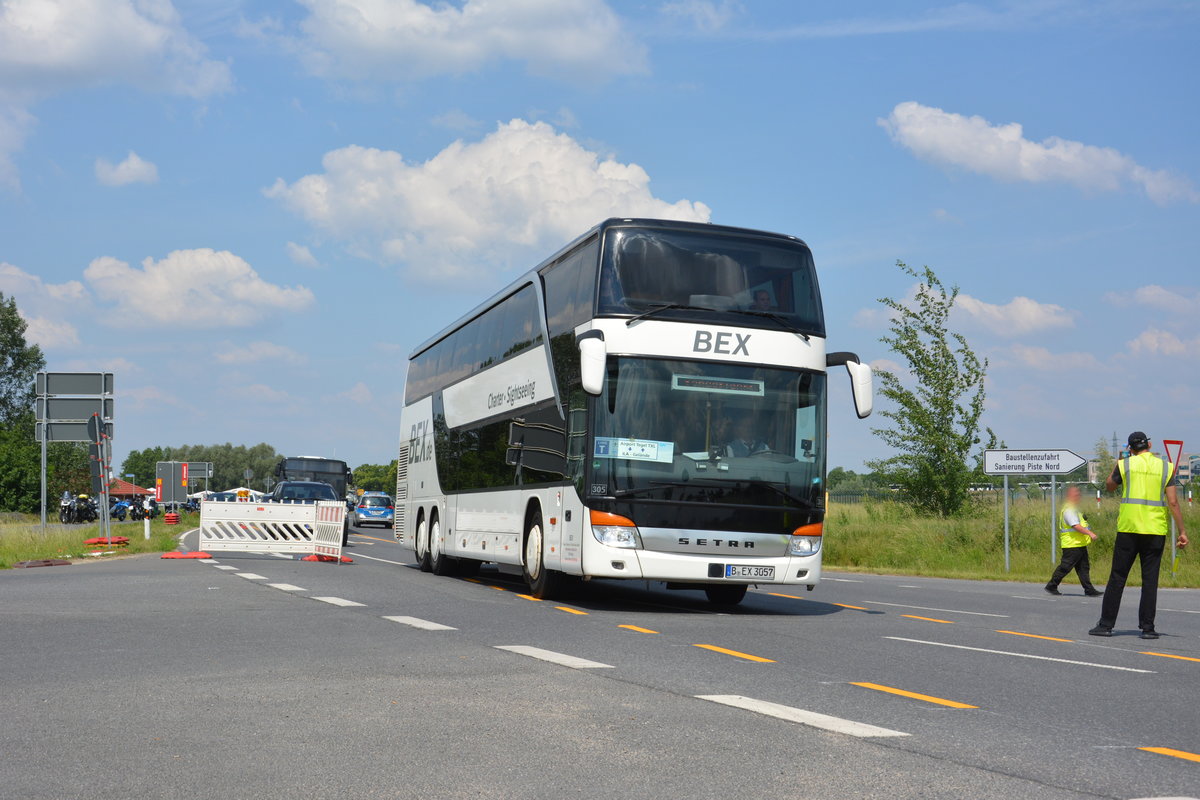 Am 04.06.2016 fährt B-EX 3057 für die ILA 2016 auf der ILA Sonderlinie T zwischen Flughafen Tegel und ILA-Gelände. Aufgenommen wurde ein Setra S 431 DT.