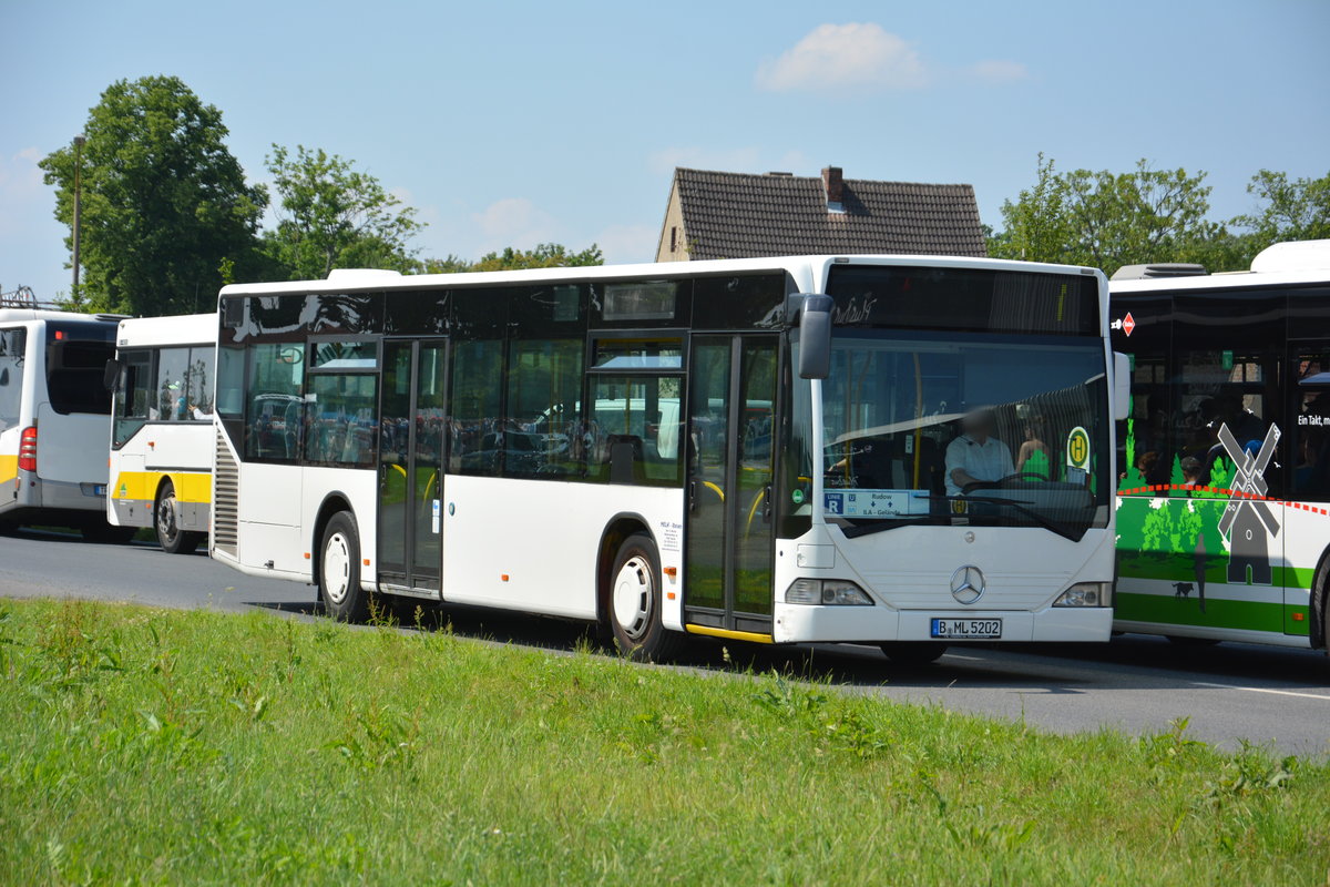 Am 04.06.2016 fährt B-ML 5202 für die ILA 2016 auf der Shuttle Linie  R . Aufgenommen wurde ein Mercedes Benz Citaro I.
