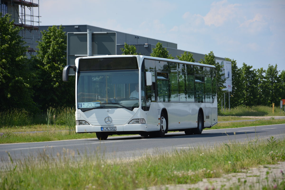 Am 04.06.2016 fährt B-ML 5202 für die ILA 2016 auf der Shuttle Linie  R . Aufgenommen wurde ein Mercedes Benz Citaro I.