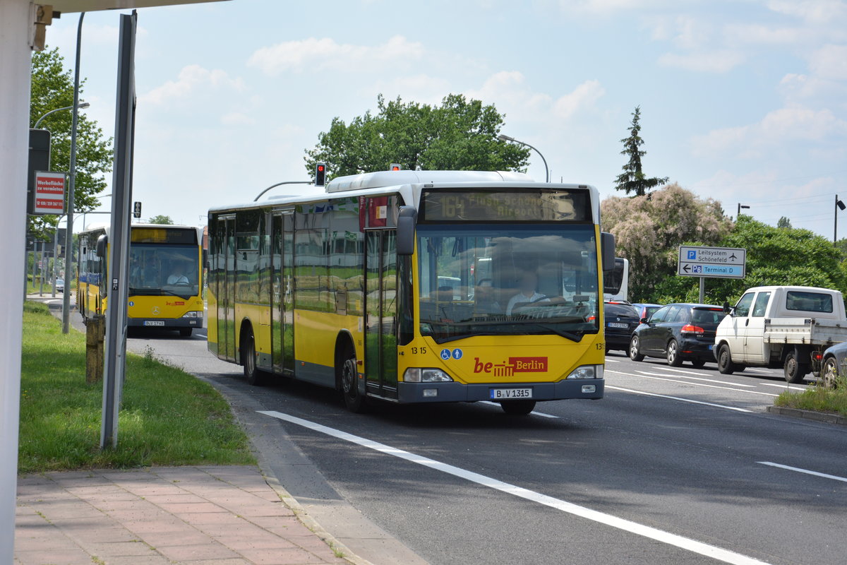 Am 04.06.2016 fährt B-V 1315 auf der Linie 164 zum Flughafen Schönefeld. Aufgenommen wurde ein Mercedes Benz Citaro der ersten Generation / Flughafen Schönefeld.