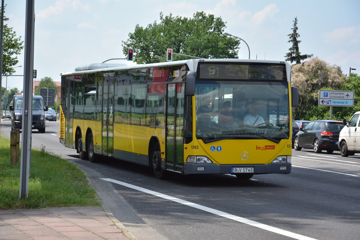 Am 04.06.2016 fährt B-V 1743 auf der Linie 171 zum Flughafen Schönefeld. Aufgenommen wurde ein Mercedes Benz Citaro L der ersten Generation / Flughafen Schönefeld.