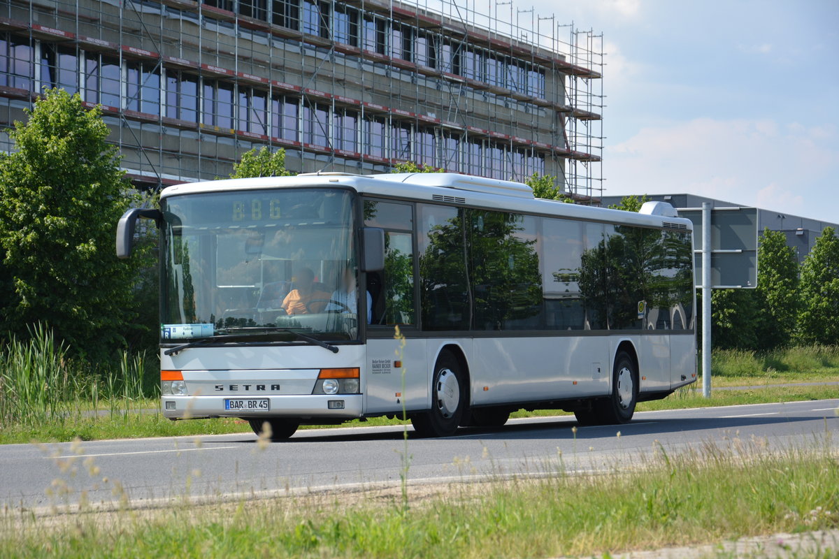 Am 04.06.2016 fährt BAR-BR 45 für die ILA 2016 auf der Shuttle Linie  R . Aufgenommen wurde ein Setra S 315 NF.