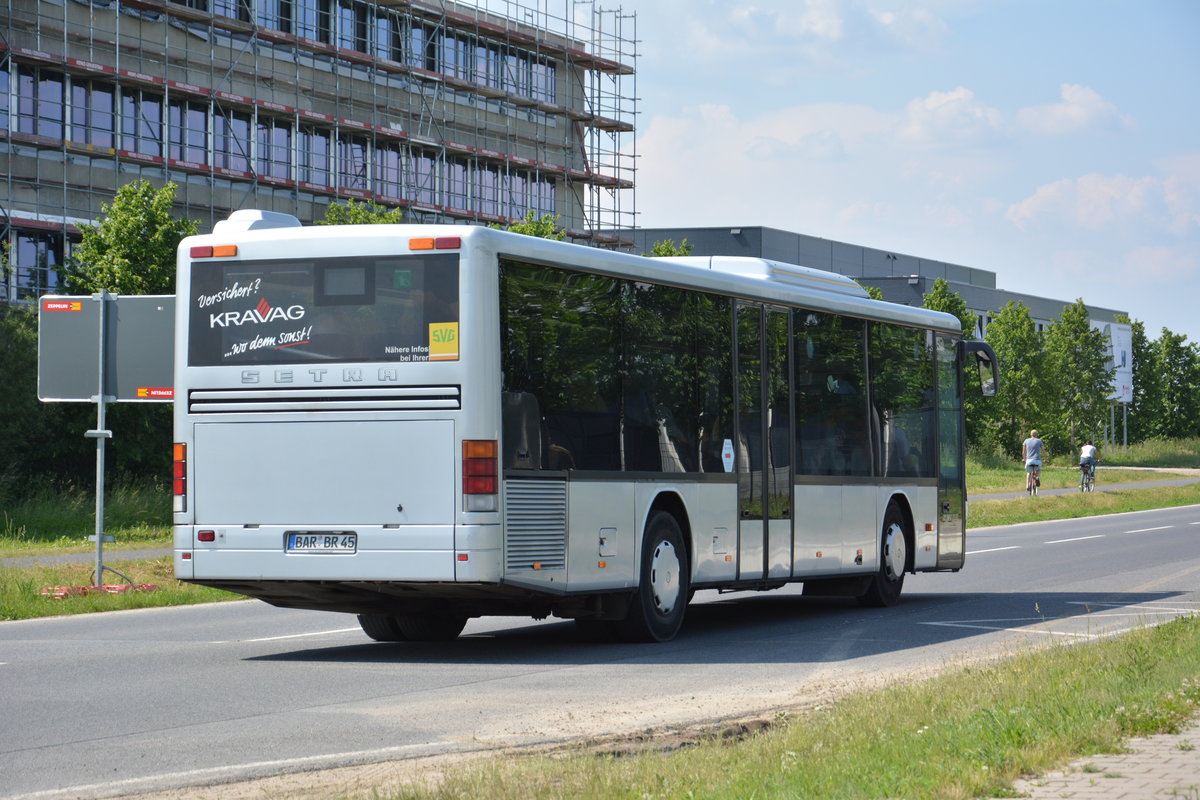 Am 04.06.2016 fährt BAR-BR 45 für die ILA 2016 auf der Shuttle Linie  R . Aufgenommen wurde ein Setra S 315 NF.