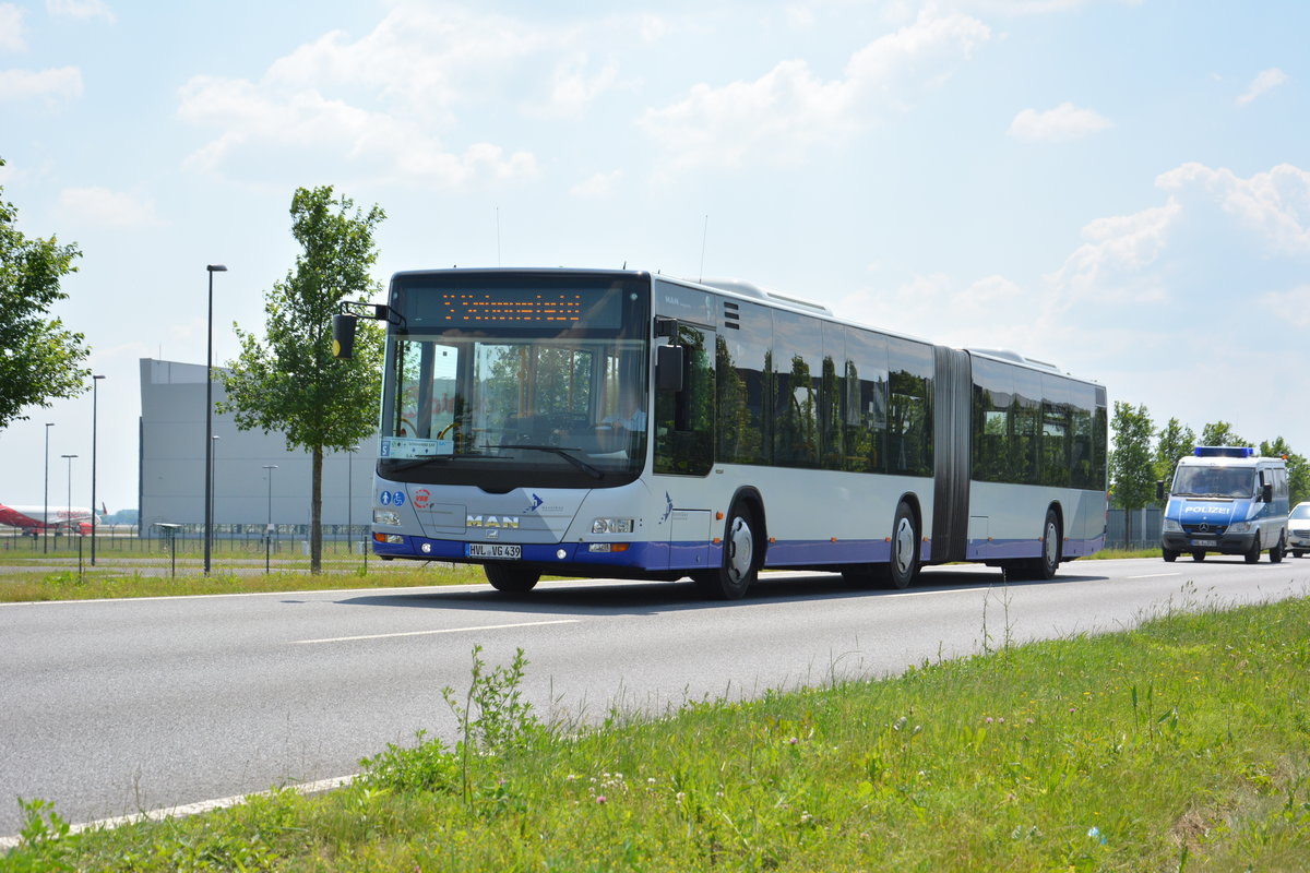 Am 04.06.2016 fährt HVL-VG 439 für die ILA auf der Shuttle-Linie S zwischen ILA Gelände und Bahnhof Schönefeld. Aufgenommen wurde ein MAN Lion's City G der Havelbus.
